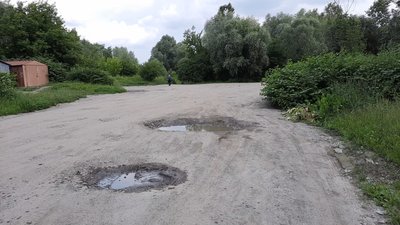 Дорога у мікрорайоні Гречани, яка веде до моста. Дорога у мікрорайоні Гречани, яка веде до моста.