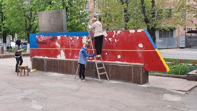 У Кропивницькому рятувальники пофарбували стелу біля свого загону у жовто-блакитні кольори У Кропивницькому рятувальники пофарбували стелу біля свого загону у жовто-блакитні кольори