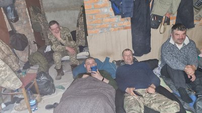"Перші люди, які принесли на барикаду каструлю супу і термос з чаєм" – історія родини волонтерів у Сумах "Перші люди, які принесли на барикаду каструлю супу і термос з чаєм" – історія родини волонтерів у Сумах