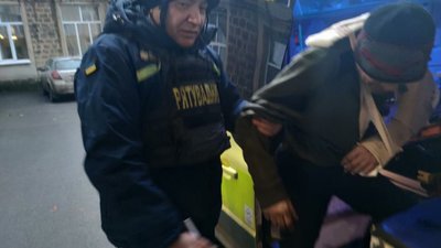 Евакуація пораненого жителя Хромового до лікарні Евакуація пораненого жителя Хромового до лікарні