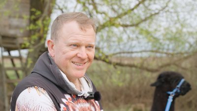 Альпака, будинок для бджіл та електропастух: як підприємець з Чернігівщини організував зоодім за гроші проєкту "Єробота" Альпака, будинок для бджіл та електропастух: як підприємець з Чернігівщини організував зоодім за гроші проєкту "Єробота"