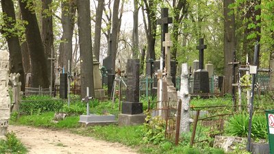 Більше 2 тисяч кубометрів сміття вивезли з кладовищ Житомира напередодні поминальних днів Більше 2 тисяч кубометрів сміття вивезли з кладовищ Житомира напередодні поминальних днів