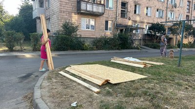 Вода і світло є, газу ще немає: мешканцям поруйнованого будинку у Луцьку продовжують надавати допомогу Вода і світло є, газу ще немає: мешканцям поруйнованого будинку у Луцьку продовжують надавати допомогу