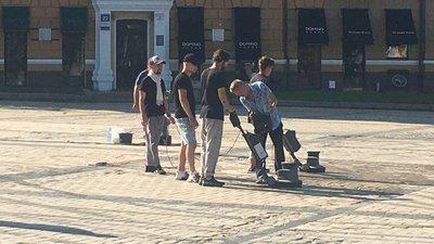 Працівники клінінгової компанії відмивають Софійську площу