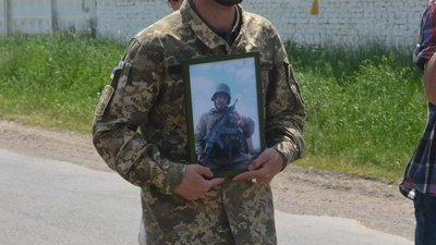 На Тернопільщині в останню дорогу провели загиблого бійця Володимира Сухого На Тернопільщині в останню дорогу провели загиблого бійця Володимира Сухого