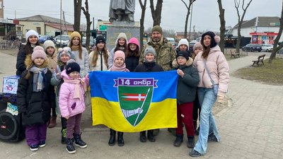 Діти-волонтери з Волині отримали нагрудні значки від військових Діти-волонтери з Волині отримали нагрудні значки від військових