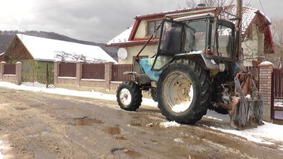 "Дорога "супер", аж випадають пломби із зубів". Реалії дороги на Прикарпатті "Дорога "супер", аж випадають пломби із зубів". Реалії дороги на Прикарпатті