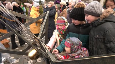 У Голині на Франківщині виконали "Щедрик" на карильйоні з гільз У Голині на Франківщині виконали "Щедрик" на карильйоні з гільз