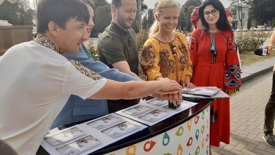 Погасили поштову марку "Україна-мати" на хмельницькому Майдані Незалежності, 24 серпня 2023, Хмельницький Погасили поштову марку "Україна-мати" на хмельницькому Майдані Незалежності, 24 серпня 2023, Хмельницький