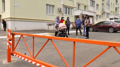 Боротьба за паркувальні місця: жителі одного з ОСББ в Миколаєві проти демонтажу шлагбаума Боротьба за паркувальні місця: жителі одного з ОСББ в Миколаєві проти демонтажу шлагбаума