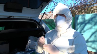 Роблять тести на COVID-19: як у Сватовому працює медична мобільна бригада Роблять тести на COVID-19: як у Сватовому працює медична мобільна бригада