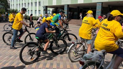 Медики Закарпатської обласної лікарні імені Андрія Новака провели в Ужгороді велозабіг на підтримку ЗСУ Медики Закарпатської обласної лікарні імені Андрія Новака провели в Ужгороді велозабіг на підтримку ЗСУ