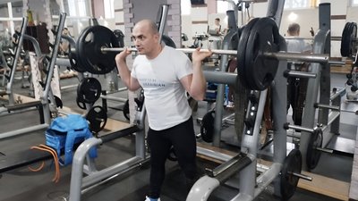 Пауерліфтингом 34-літній спортсмен займається 20 років. Пауерліфтингом 34-літній спортсмен займається 20 років.