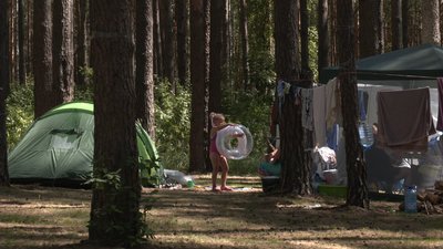 По 25 гривень: чому беруть гроші з відпочивальників на Голубих озерах По 25 гривень: чому беруть гроші з відпочивальників на Голубих озерах