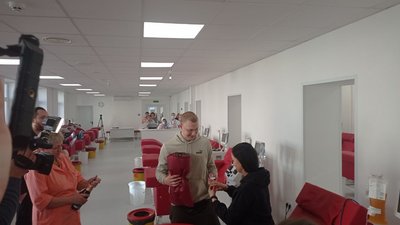 Сказала "так": у Черкасах харків'янин освідчився коханій, коли здавав кров Сказала "так": у Черкасах харків'янин освідчився коханій, коли здавав кров