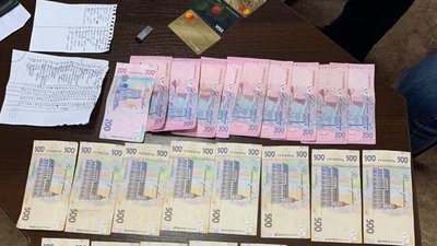 На Дніпропетровщині заступника начальника відділу поліції викрили на хабарі у 10 000 гривень На Дніпропетровщині заступника начальника відділу поліції викрили на хабарі у 10 000 гривень