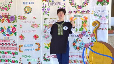 Волонтери Тернопільщини зібрали 60 футболок з вишивкою для ЗСУ
