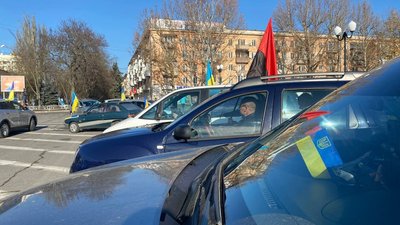 У Херсоні відбувся автопробіг до Дня Гідності та Свободи У Херсоні відбувся автопробіг до Дня Гідності та Свободи