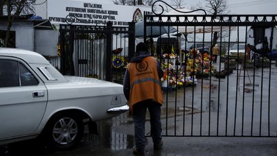 Ракета на кладовище в Одесі: що розповіли люди, які прийшли на могили рідних. ВІДЕО Ракета на кладовище в Одесі: що розповіли люди, які прийшли на могили рідних. ВІДЕО