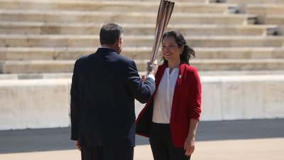 Греція за порожніх трибун передала олімпійський вогонь Японії