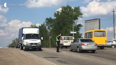 Харків'яни їдуть за місто — на виїзді утворився затор Харків'яни їдуть за місто — на виїзді утворився затор