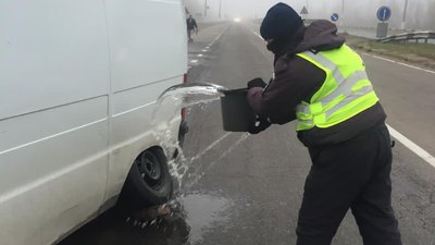 На Херсонщині на ходу загорівся мікроавтобус - це вчасно побачили поліцейські На Херсонщині на ходу загорівся мікроавтобус - це вчасно побачили поліцейські