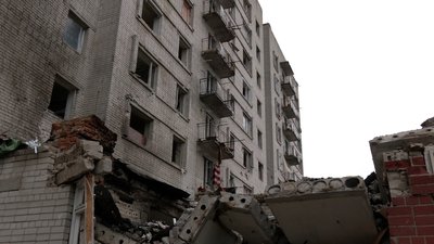 Заклеюють вікна та розбирають завали у зруйнованому гуртожитку в Чернігові Заклеюють вікна та розбирають завали у зруйнованому гуртожитку в Чернігові