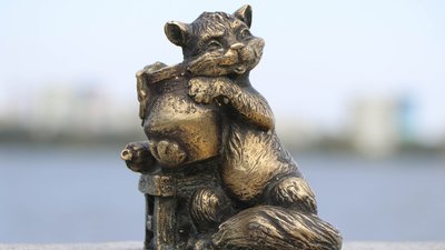 На Набережній Дніпра з`явилася мініскульптура літературного персонажа — Кота Василя