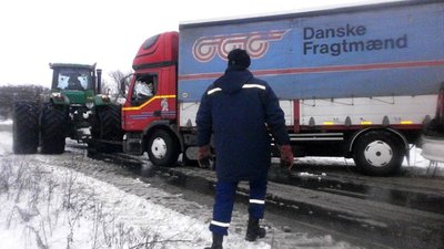 Рятувальник відбуксировують вантажівку Рятувальник відбуксировують вантажівку