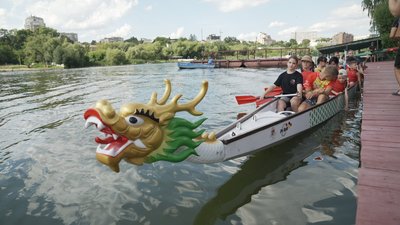 Учасники заходу на човні-драконі