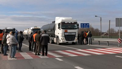 Акція протесту на "Ягодині": за день українські перевізники зупинили ? польських вантажівок Акція протесту на "Ягодині": за день українські перевізники зупинили ? польських вантажівок