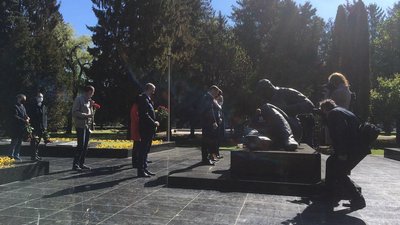 У Луцьку в карантинному режимі вшанували полеглих у Другій світовій війні У Луцьку в карантинному режимі вшанували полеглих у Другій світовій війні