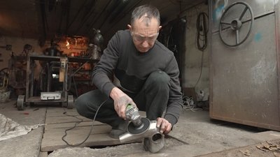 Мініатюрну техніку зі старих швейних машинок виготовляє майстер з Рівненщини Євгеній Сак Мініатюрну техніку зі старих швейних машинок виготовляє майстер з Рівненщини Євгеній Сак
