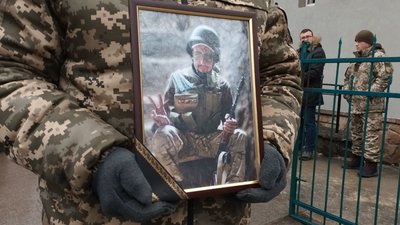 "Був хоробрий, постійно читав книжки": у Тернополі попрощалися із бійцем Михайлом Левківим "Був хоробрий, постійно читав книжки": у Тернополі попрощалися із бійцем Михайлом Левківим