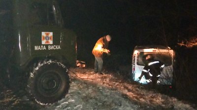 У Кіровоградській області рятувальники відбуксирували дев’ять машин У Кіровоградській області рятувальники відбуксирували дев’ять машин