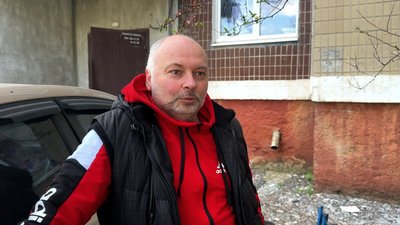 Житель Краматорська Віталій біля розбитої під час удару дрона машини