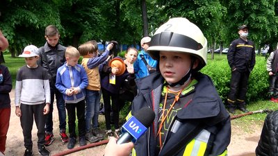 У Житомирі на Замковій горі дітей знайомили з роботою поліції, рятувальників та Червоного Хреста У Житомирі на Замковій горі дітей знайомили з роботою поліції, рятувальників та Червоного Хреста