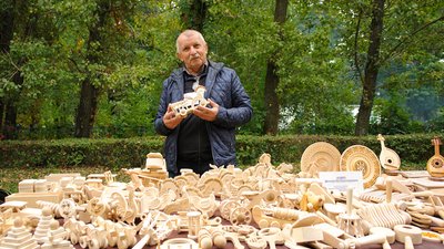 "Український трофей". Олександрієць виготовляє з дерева патріотичні іграшки