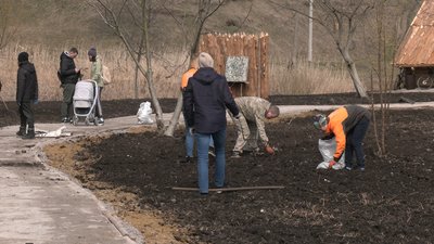 У Рівному на "Оствиці" на воду вперше цьогоріч спустили дракар У Рівному на "Оствиці" на воду вперше цьогоріч спустили дракар