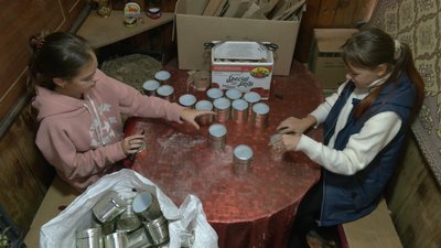 Дві сім’ї працюють заради перемоги: як на Черкащині виготовляють окопні свічки Дві сім’ї працюють заради перемоги: як на Черкащині виготовляють окопні свічки