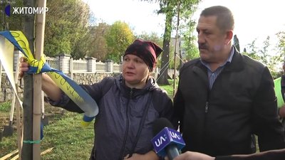 У Житомирі на військовому кладовищі висадили 28 дубів в пам'ять про загиблих військових У Житомирі на військовому кладовищі висадили 28 дубів в пам'ять про загиблих військових