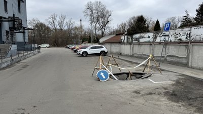 Провалля на парковці для людей з інвалідністю