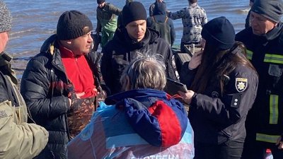 На черкаському Дніпрі на крижині перебували вісім рибалок, які не могли дістатися берега
