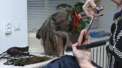 Семирічна черкащанка відрізала коси, щоб допомогти онкохворій