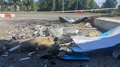 Уламки на місці удару РФ по АЗС у Шевченківському районі Харкова, 28 червня 2026 року