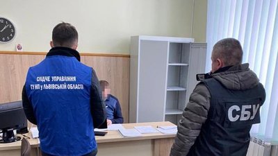 Хабар у 3000 доларів: на Львівщині затримали чиновника Дрогобицької міськради Хабар у 3000 доларів: на Львівщині затримали чиновника Дрогобицької міськради