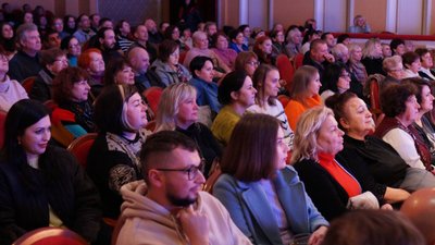 "Настала осінь – і хочеться театру". У Сумському театрі для дітей та юнацтва відбулась прем’єра