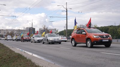 На щиті, кортеж