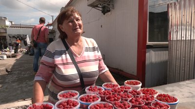 Орися Мацьків, продавчиня малини на ринку Орися Мацьків, продавчиня малини на ринку