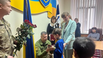 У Житомирі рідним загиблих за Україну воїнів передали державні нагороди У Житомирі рідним загиблих за Україну воїнів передали державні нагороди